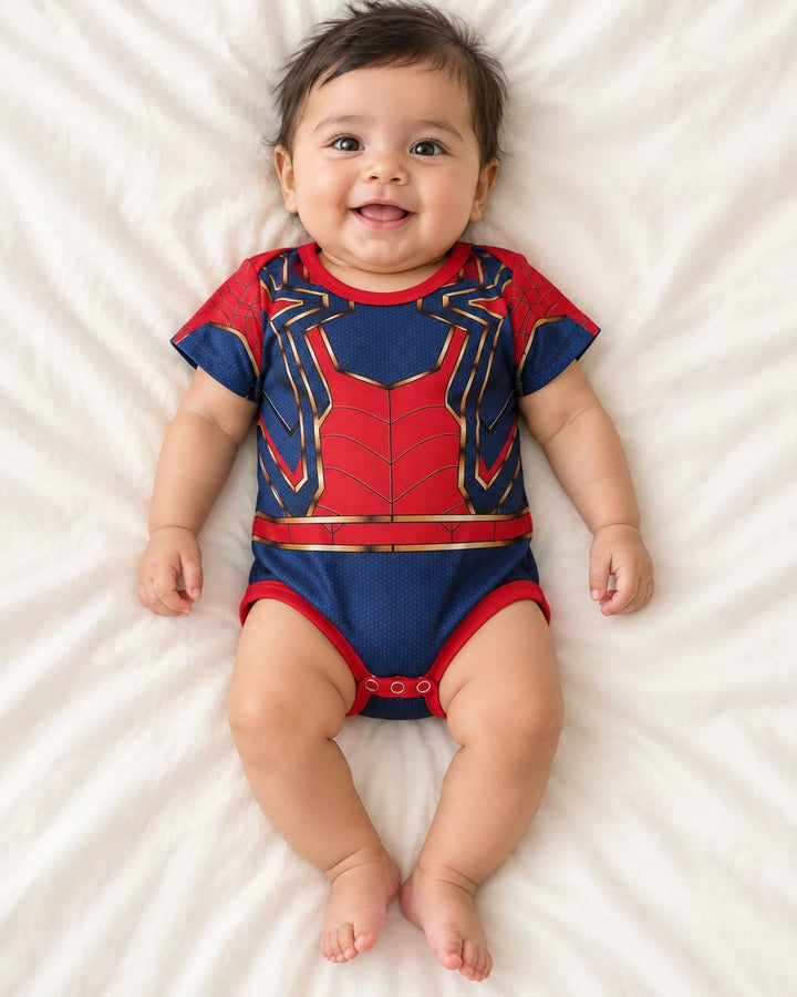 Bebé con el body de disfraz de Hombre Araña