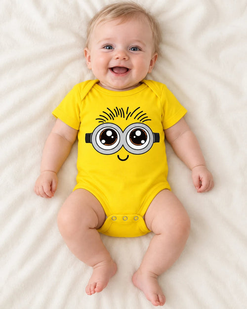 Bebé con el body de disfraz de Minions